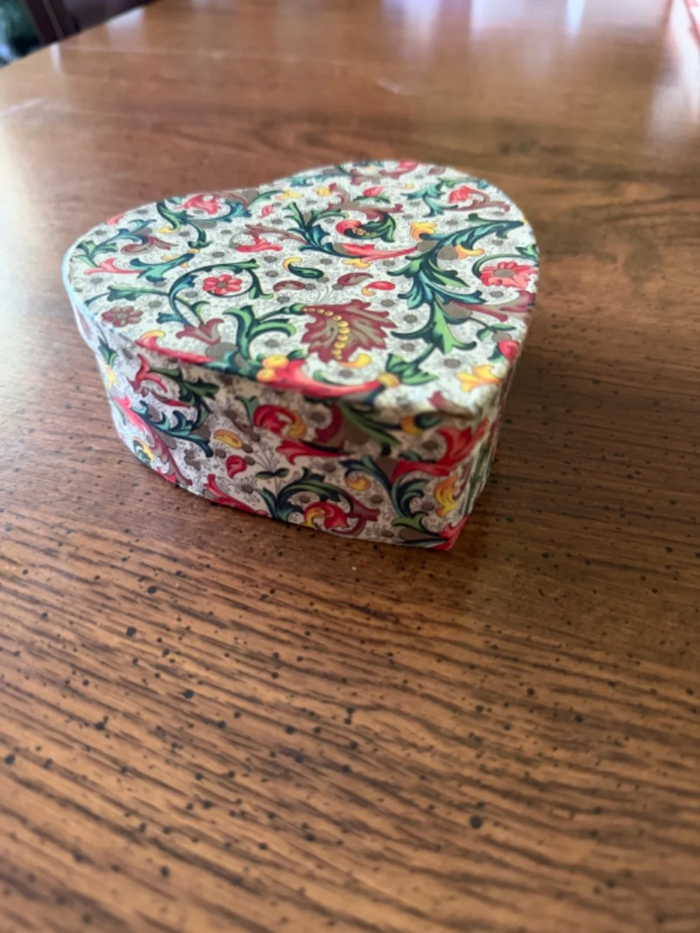 Set of 3 Heart Nesting Italian Florentine Papier Mache Jewelry Storage Boxes